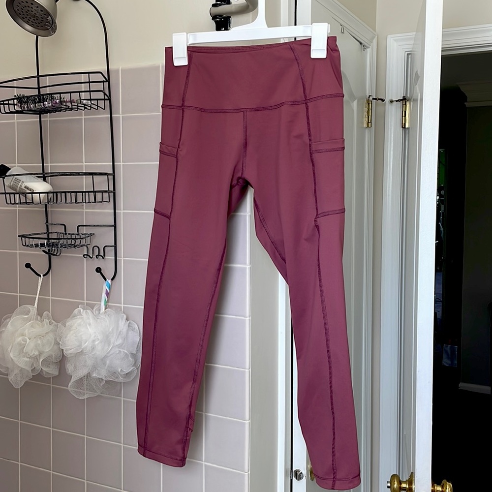 Cropped magenta workout leggings